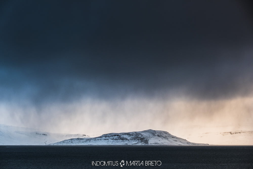 Paisaje nevado en los fiordos de Islandia