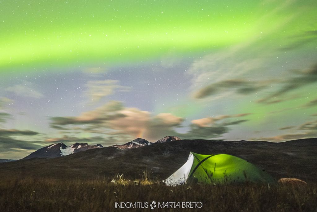 Arcoíris nocturno y aurora boreal