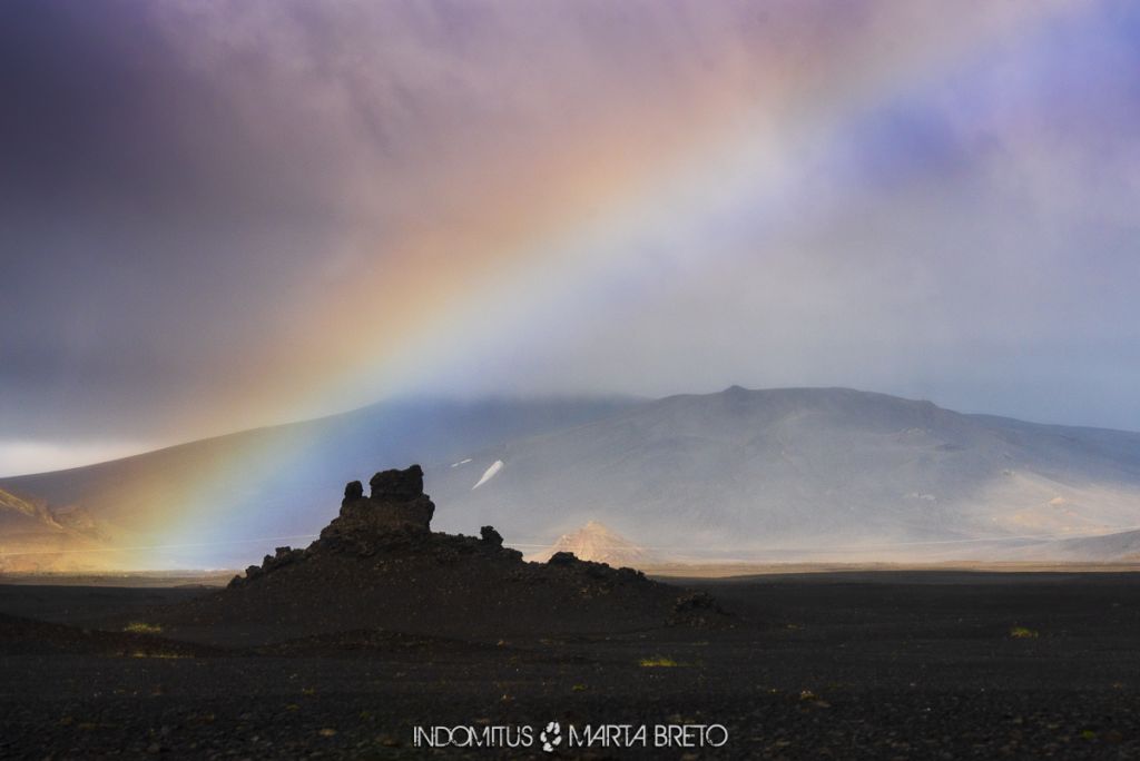 Arcoíris sobre campo de lava