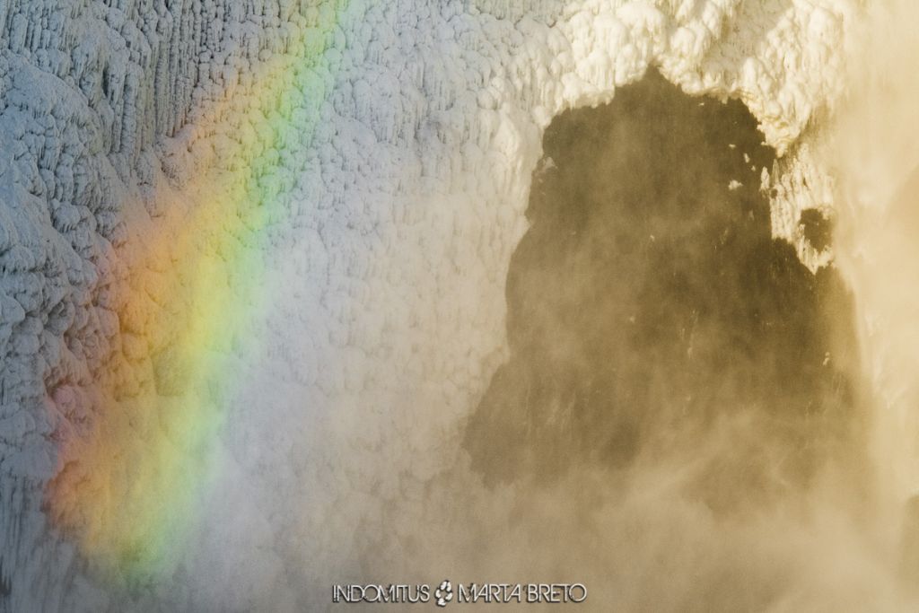 Cascada de hielo y arcoíris