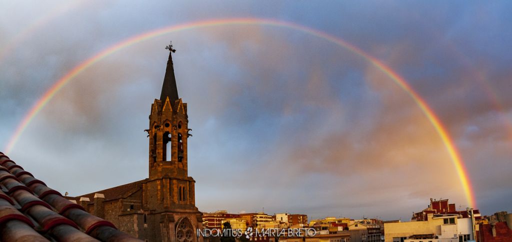 Imagen panoramica de un arcoiris doble