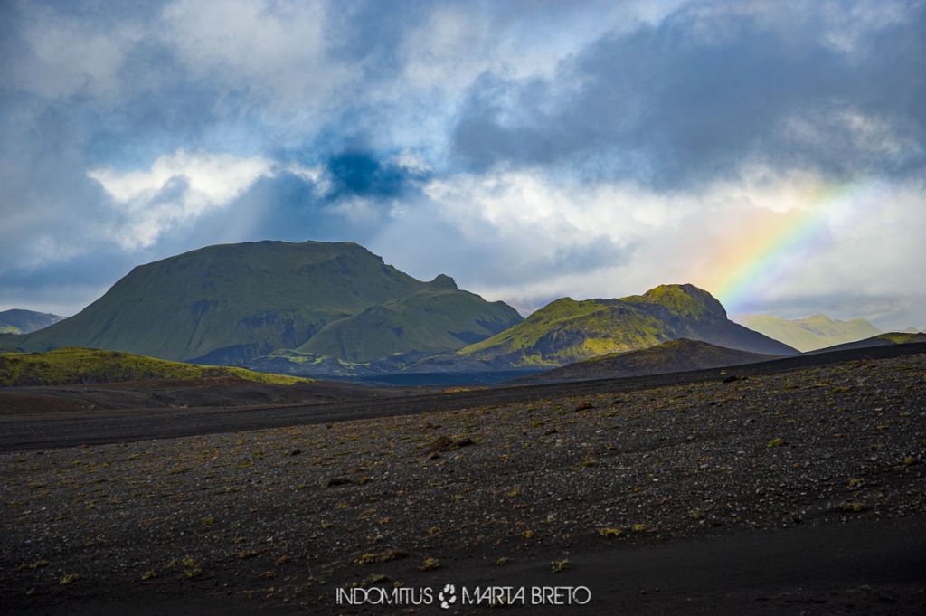 arcoiris en desierto de arena negra Islandia