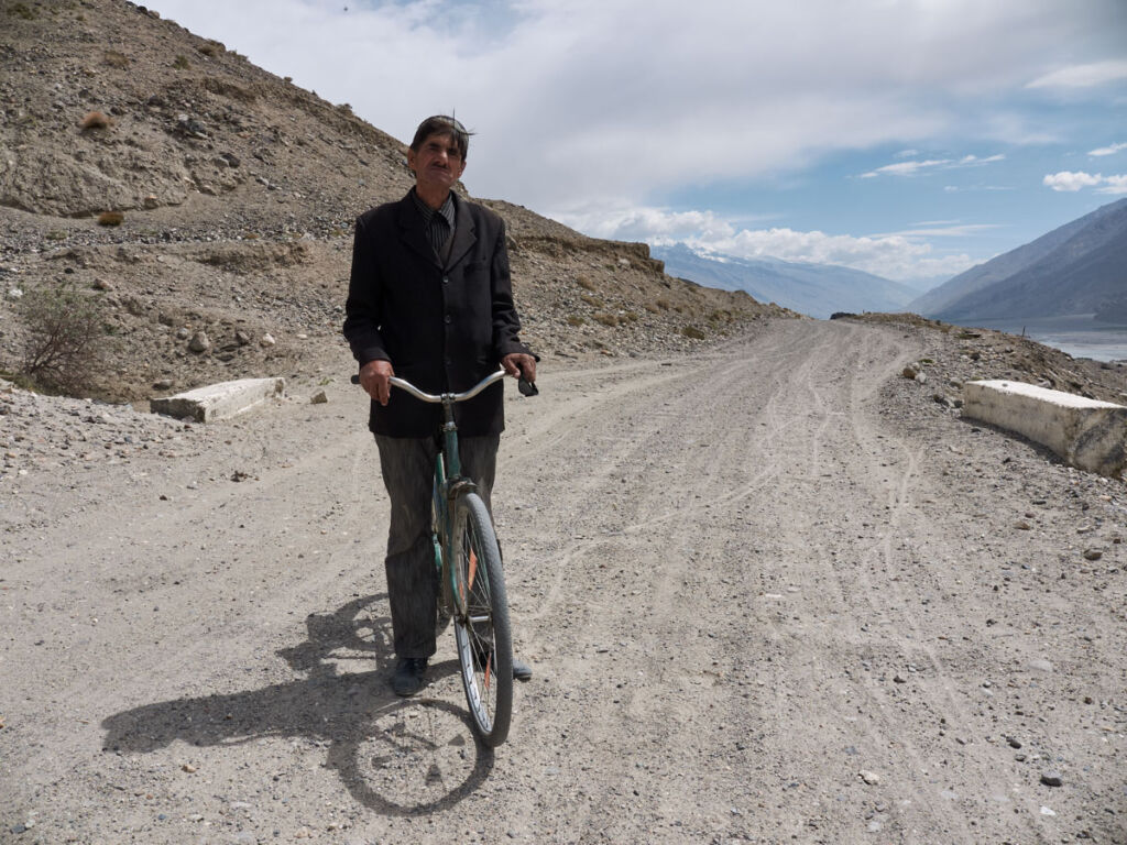 Tajikistan 227 Ciclista Hacia Langar
