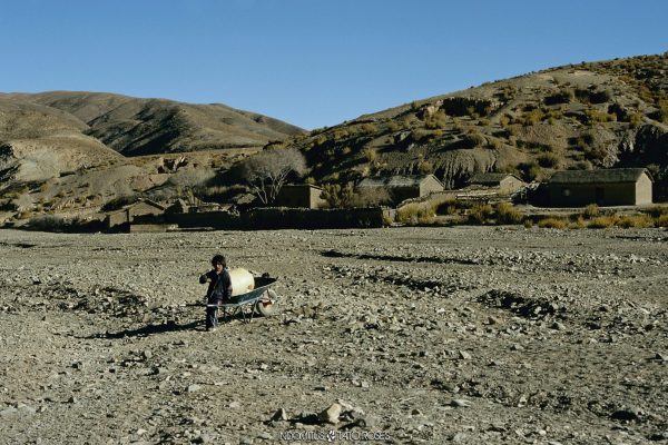 niño en nazarenito, bolivia
