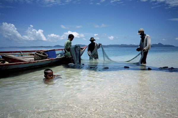 pescadores en Pulau Sikandang